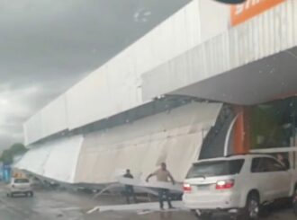 Fachada de loja desaba após chuvas em Boa Vista