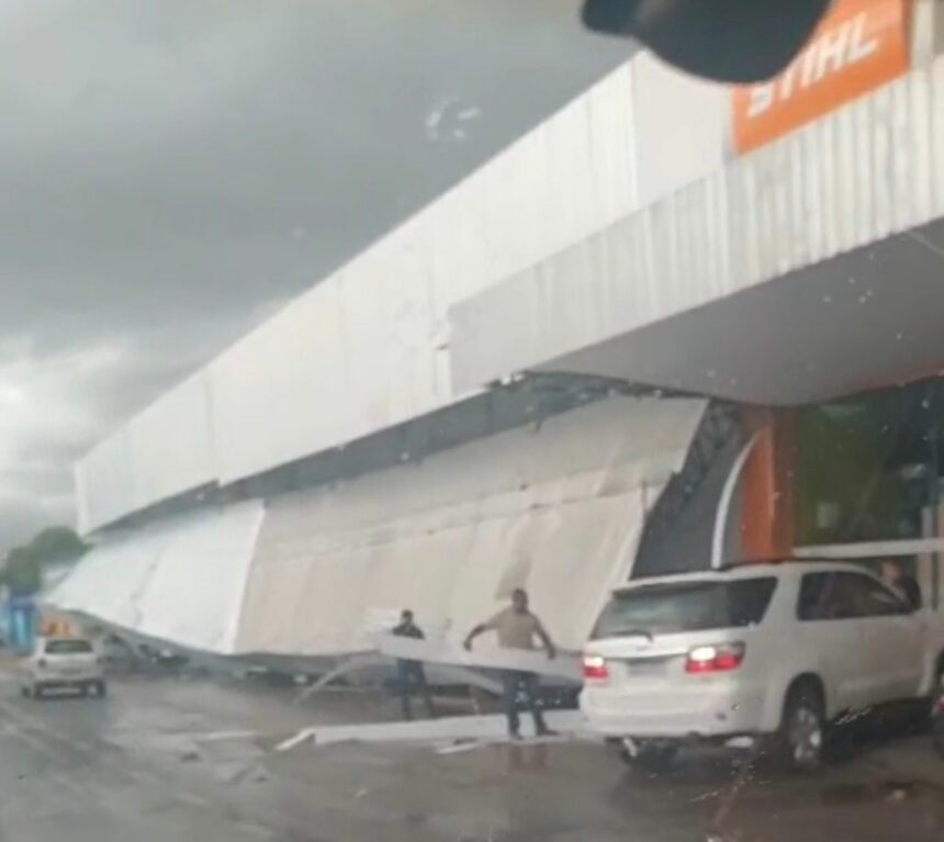 Fachada de loja desaba após chuvas em Boa Vista