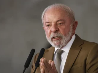 Lula zera imposto e subsidia diesel para conter alta do petróleo