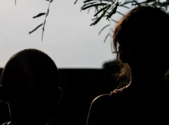 Abandono de incapaz: mulher deixa filhos pequenos com cuidadora por dois dias e não retorna para buscá-los