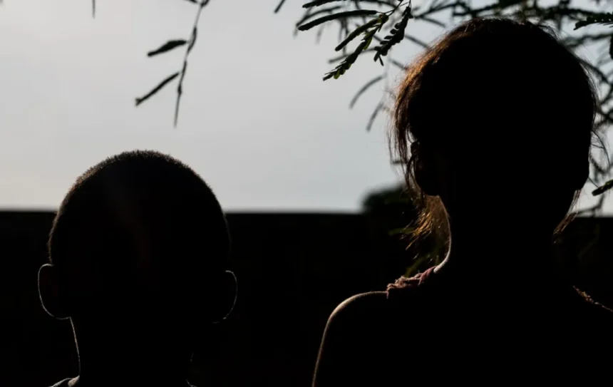 Abandono de incapaz: mulher deixa filhos pequenos com cuidadora por dois dias e não retorna para buscá-los