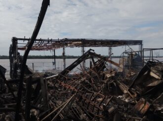 Incêndio de grande proporção destrói flutuante às margens do Rio Branco em Boa Vista