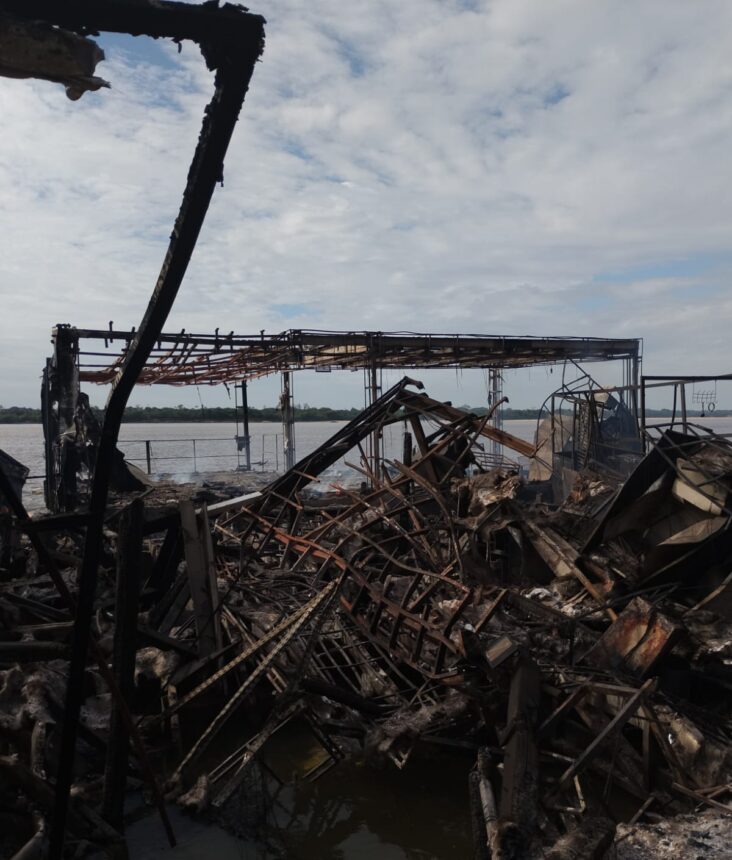 Incêndio de grande proporção destrói flutuante às margens do Rio Branco em Boa Vista