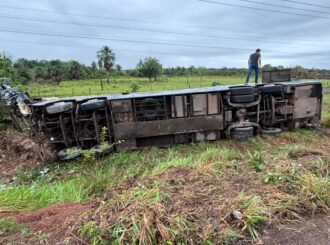 Ônibus que faz linha Manaus-Boa Vista sai da pista e tomba com passageiros na BR-174