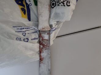 Mulher é agredida pelo companheiro após comprar passagens para viajar com os filhos