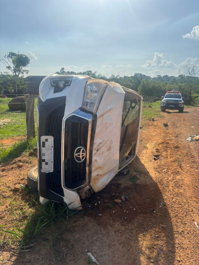 Idoso é mantido em cárcere privado por três homens e caminhonete roubada é abandonada após capotamento