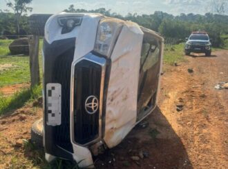 Idoso é mantido em cárcere privado por três homens e caminhonete roubada é abandonada após capotamento