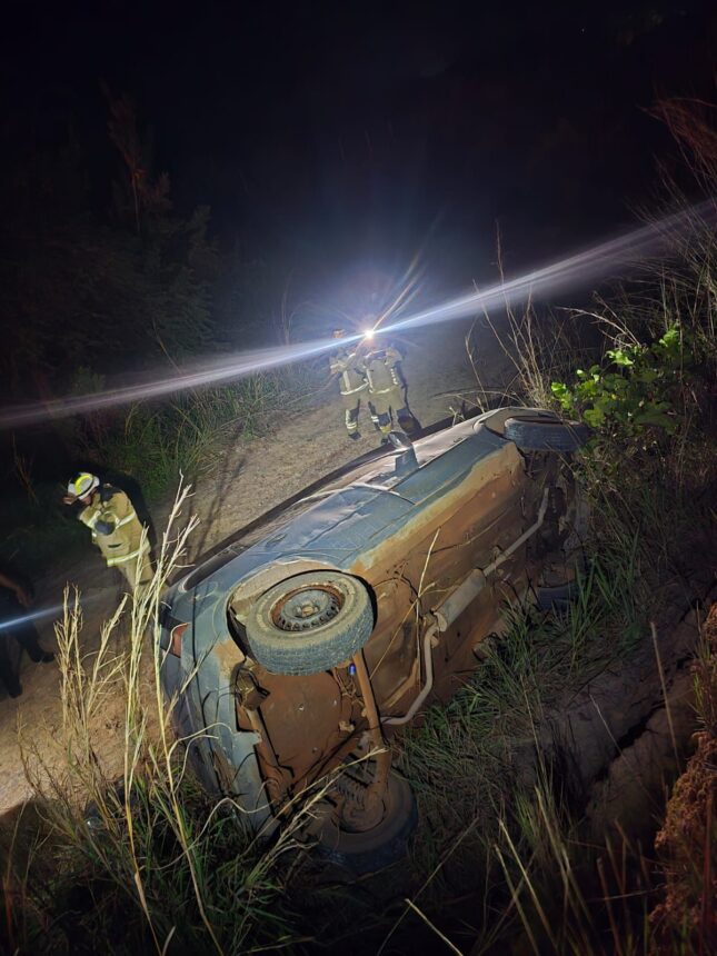 Carro usado no tráfico de pessoas capota com oito migrantes no Cantá após fuga da polícia