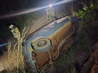 Carro usado no tráfico de pessoas capota com oito migrantes no Cantá após fuga da polícia