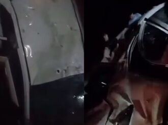 Carro capota com três passageiros e cai embaixo de ponte, em Caroebe