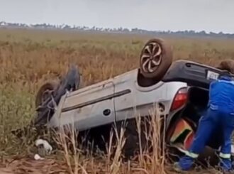 Três pessoas ficam feridas após carro capotar ao desviar de buraco