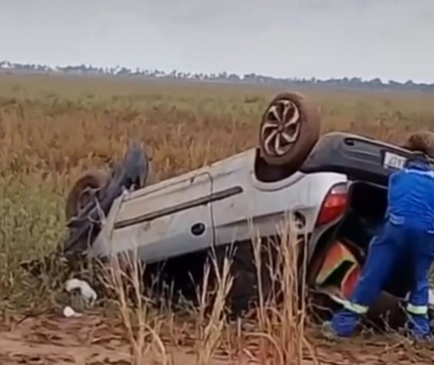 Três pessoas ficam feridas após carro capotar ao desviar de buraco