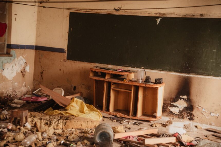 Abandonada há 13 anos, escola em Mucajaí segue sem reforma e volta a ser alvo de denúncia