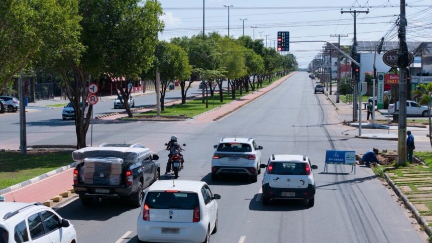 Prefeitura de Boa Vista instala semáforo na Av. Ville Roy para aumentar fluidez e segurança no trânsito