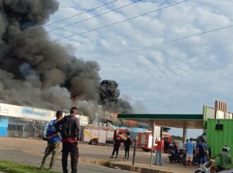 Incêndio de grandes proporções atinge loja de autopeças em Boa Vista