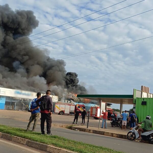 Incêndio de grandes proporções atinge loja de autopeças em Boa Vista