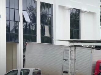 Caminhão de mudanças é visto nos fundos do palácio Senador Hélio Campos após TSE proclamar cassação de Damião