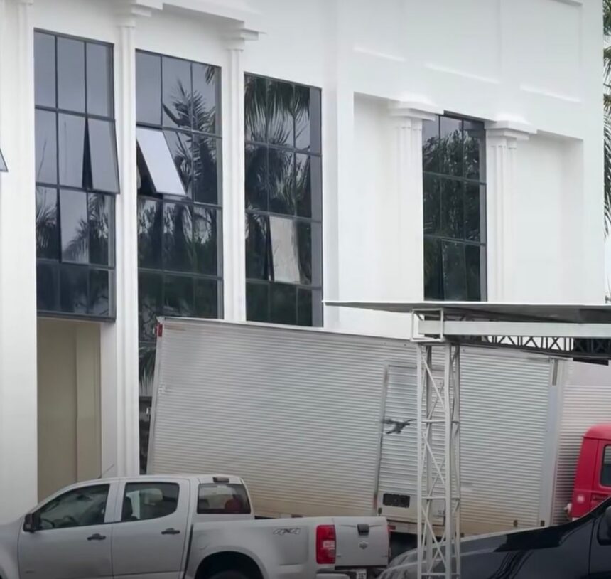 Caminhão de mudanças é visto nos fundos do palácio Senador Hélio Campos após TSE proclamar cassação de Damião