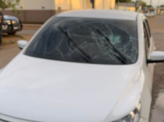 Homem agride ex-mulher e quebra para-brisa do carro dela a socos, em Boa Vista