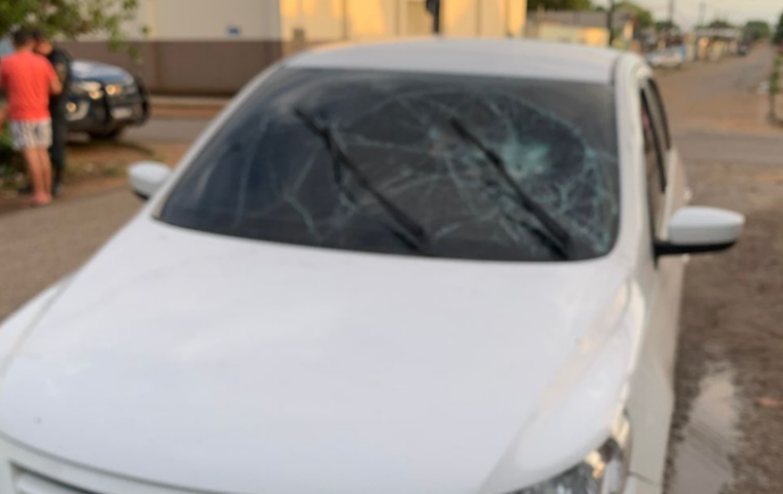Homem agride ex-mulher e quebra para-brisa do carro dela a socos, em Boa Vista