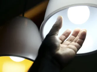 Aneel aprova regras para baratear contas de luz de consumidores