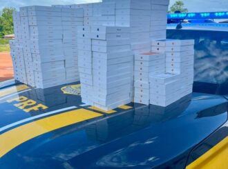 Carga com mais de 400 iPhones 17 é apreendida em fundo falso de caminhonete em Roraima