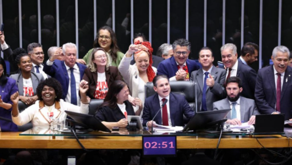 Câmara aprova, em dois turnos, PEC pelo fim da escala 6×1