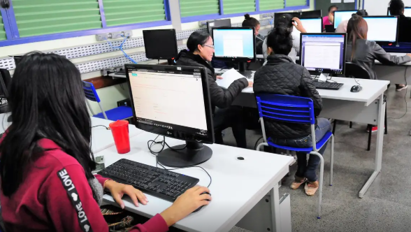 Brasil supera 100 mil escolas públicas com internet gratuita