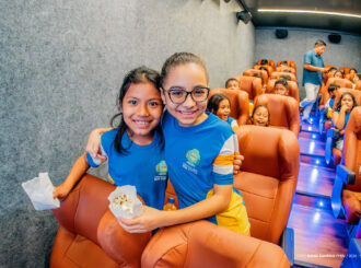 “Carreta Cinema Educativa” transforma aprendizado e conscientiza sobre malária em escolas da capital