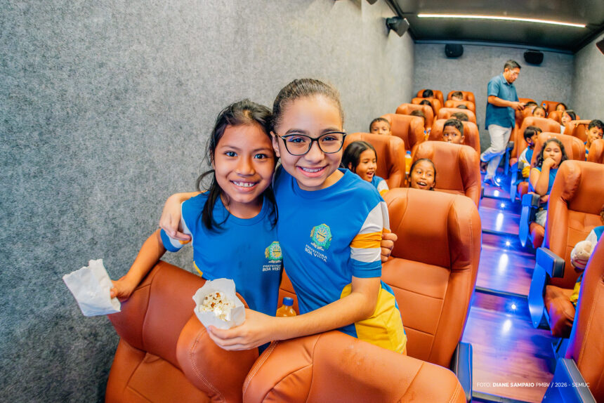 “Carreta Cinema Educativa” transforma aprendizado e conscientiza sobre malária em escolas da capital