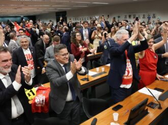 Comissão da Câmara aprova PEC que acaba com escala 6X1
