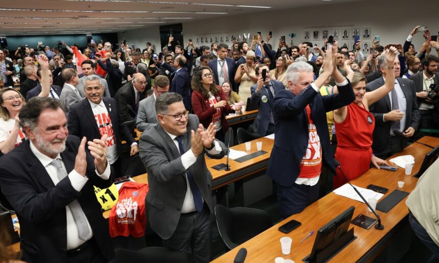 Comissão da Câmara aprova PEC que acaba com escala 6X1