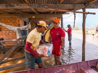 Governo de Roraima entrega ajuda humanitária a famílias afetadas pelas chuvas em Normandia