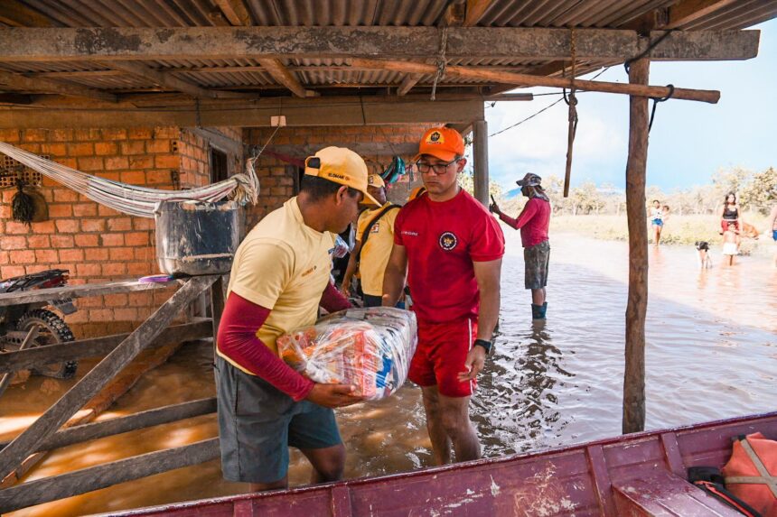 Governo de Roraima entrega ajuda humanitária a famílias afetadas pelas chuvas em Normandia