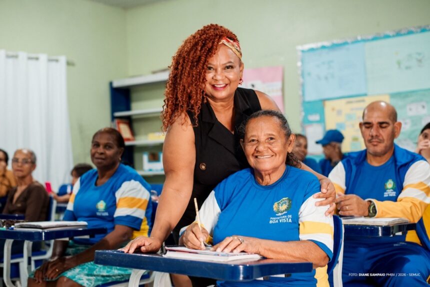 Entre cadernos, sonhos e afeto: mãe volta a estudar aos 74 anos com apoio da filha professora