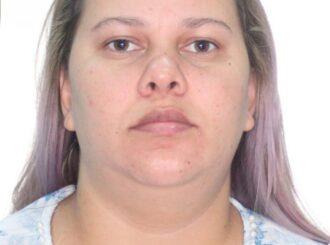 Polícia divulga imagem da principal investigada por tráfico de drogas em Caroebe