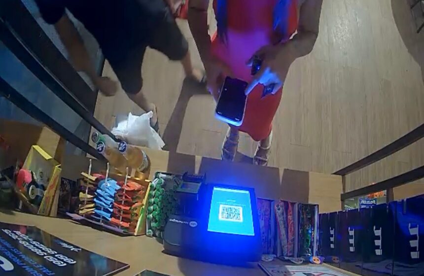 Quatro jovens são identificados por furto em mercado autônomo 24 horas