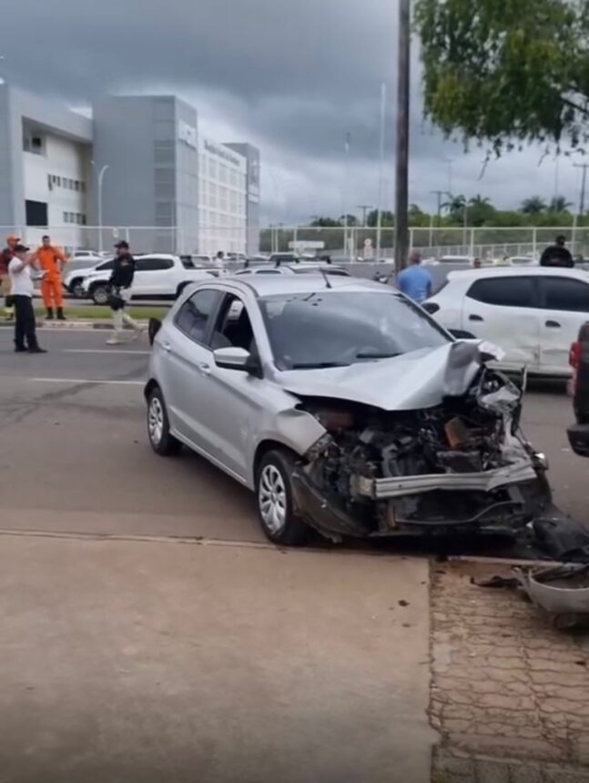 Motorista tem mal súbito, perde o controle da direção e atinge carros em frente ao HGR