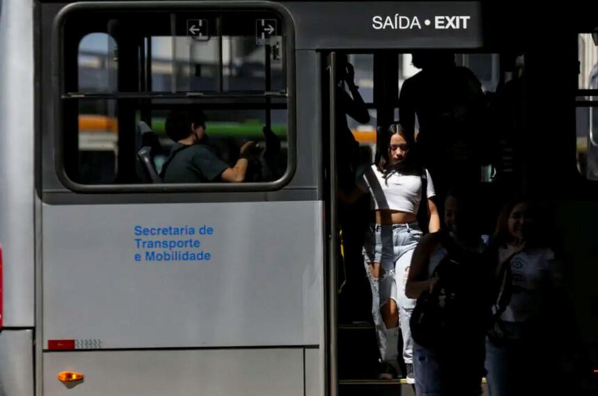 Mais de 40% das mulheres deixam de sair à noite por medo, aponta pesquisa
