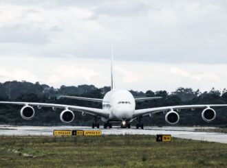 Guerra e aumento do combustível fazem metade dos brasileiros mudar seus planos de viagem, diz pesquisa