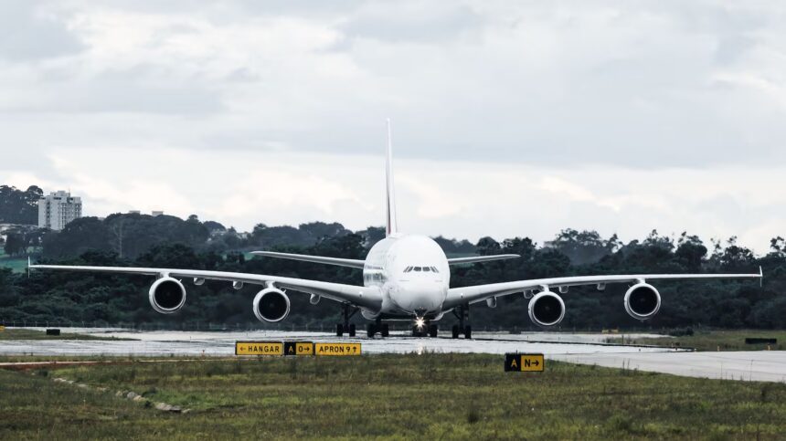 Guerra e aumento do combustível fazem metade dos brasileiros mudar seus planos de viagem, diz pesquisa
