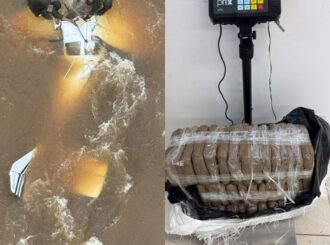 PF e FAB apreendem aeronave com 25kg de drogas após pouso forçado no rio Uraricoera em Roraima