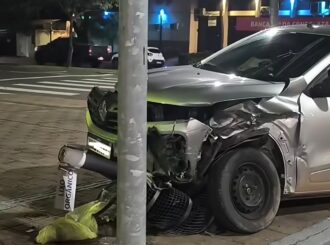 Motorista de aplicativo bate contra lixeira pública após ser atingido por carro no Centro Cívico de Boa Vista