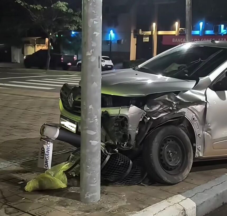 Motorista de aplicativo bate contra lixeira pública após ser atingido por carro no Centro Cívico de Boa Vista
