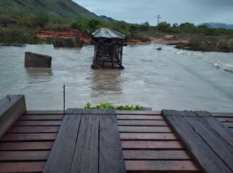 Ponte do Cambaru desaba e Uiramutã fica isolado devido as fortes chuvas