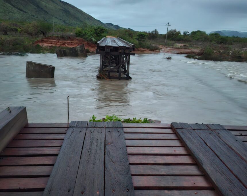 Ponte do Cambaru desaba e Uiramutã fica isolado devido as fortes chuvas