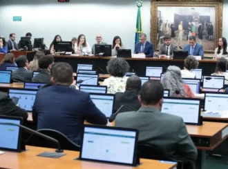 CCJ da Câmara adia análise de PEC sobre redução da maioridade penal