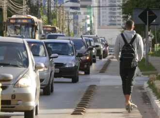 Projeto que regulamenta patinetes elétricos avança no Senado e prevê regras para circulação em ruas e ciclovias