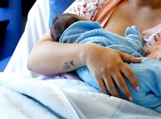 Lei estabelece limite de 30 dias para INSS pagar salário-maternidade
