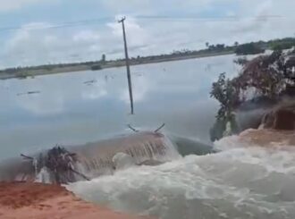 Forte chuva rompe trecho da BR-401 e isola moradores de Normandia: veja vídeo